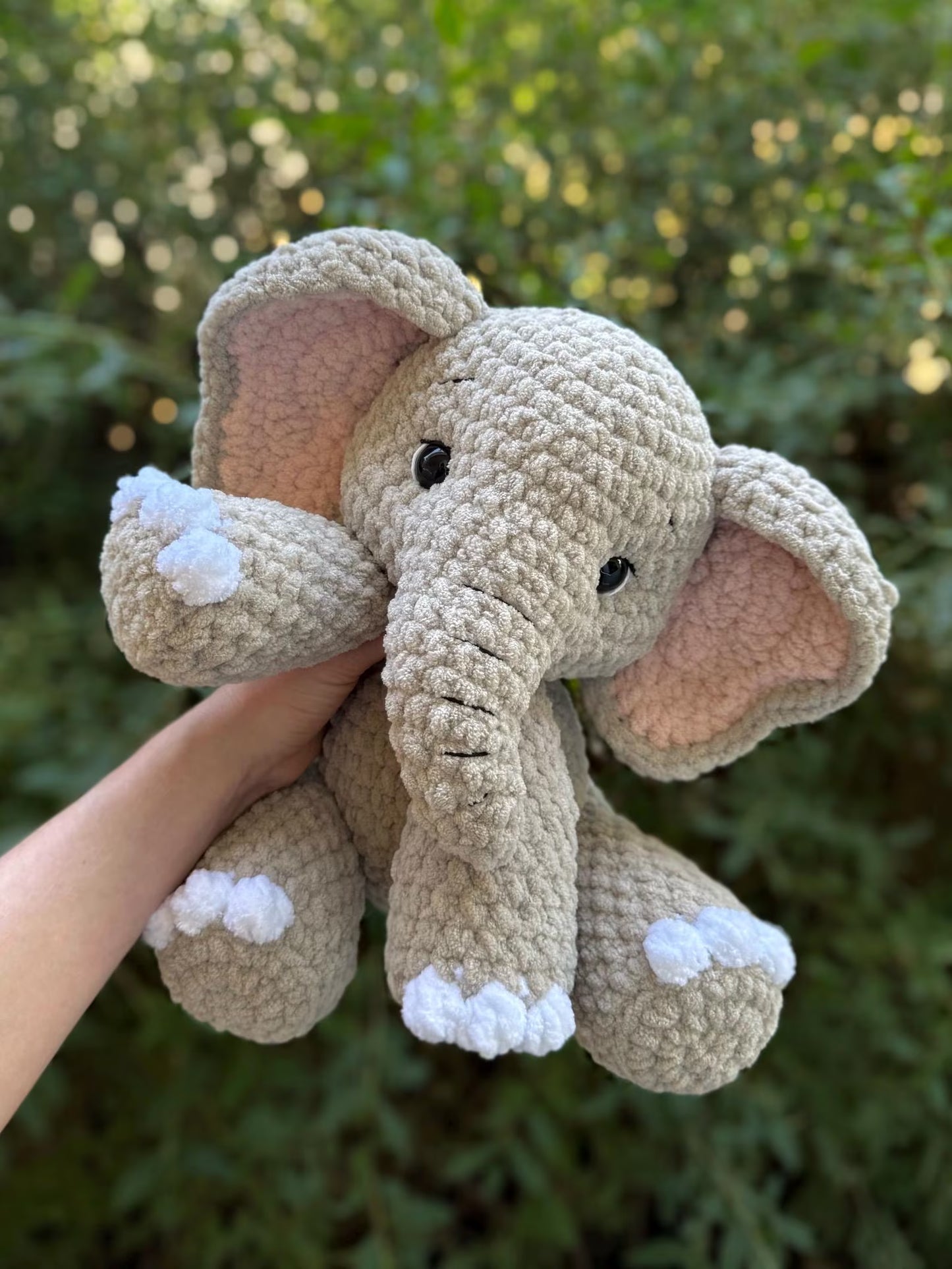 Häkelanleitung für einen sitzenden Elefanten (Safari Amigurumi) – Stofftier