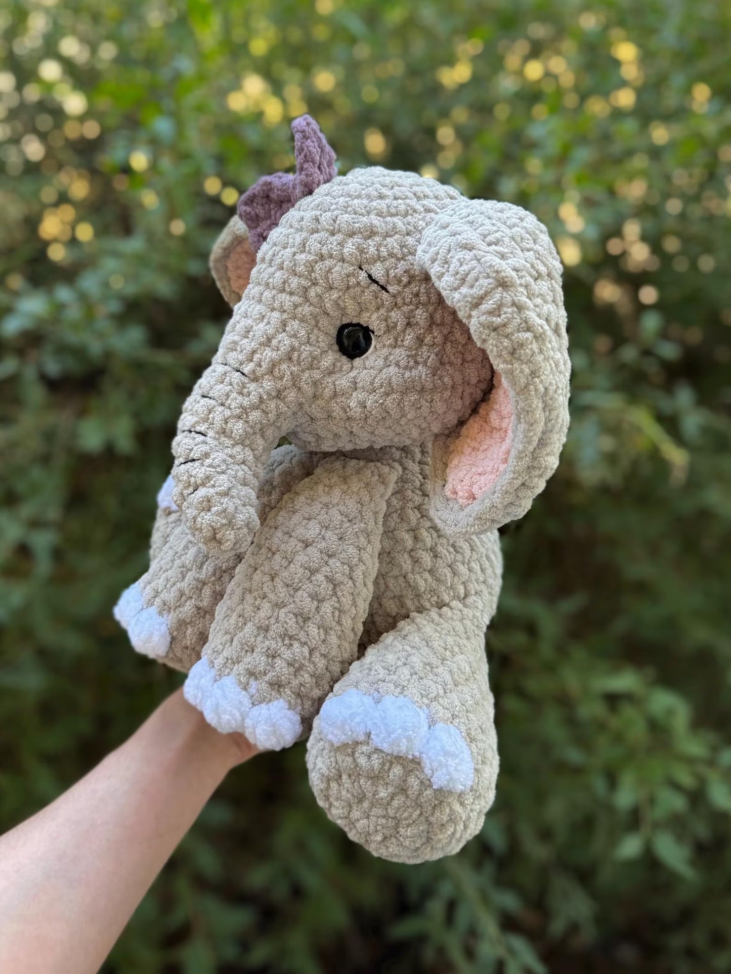 Häkelanleitung für einen sitzenden Elefanten (Safari Amigurumi) – Stofftier