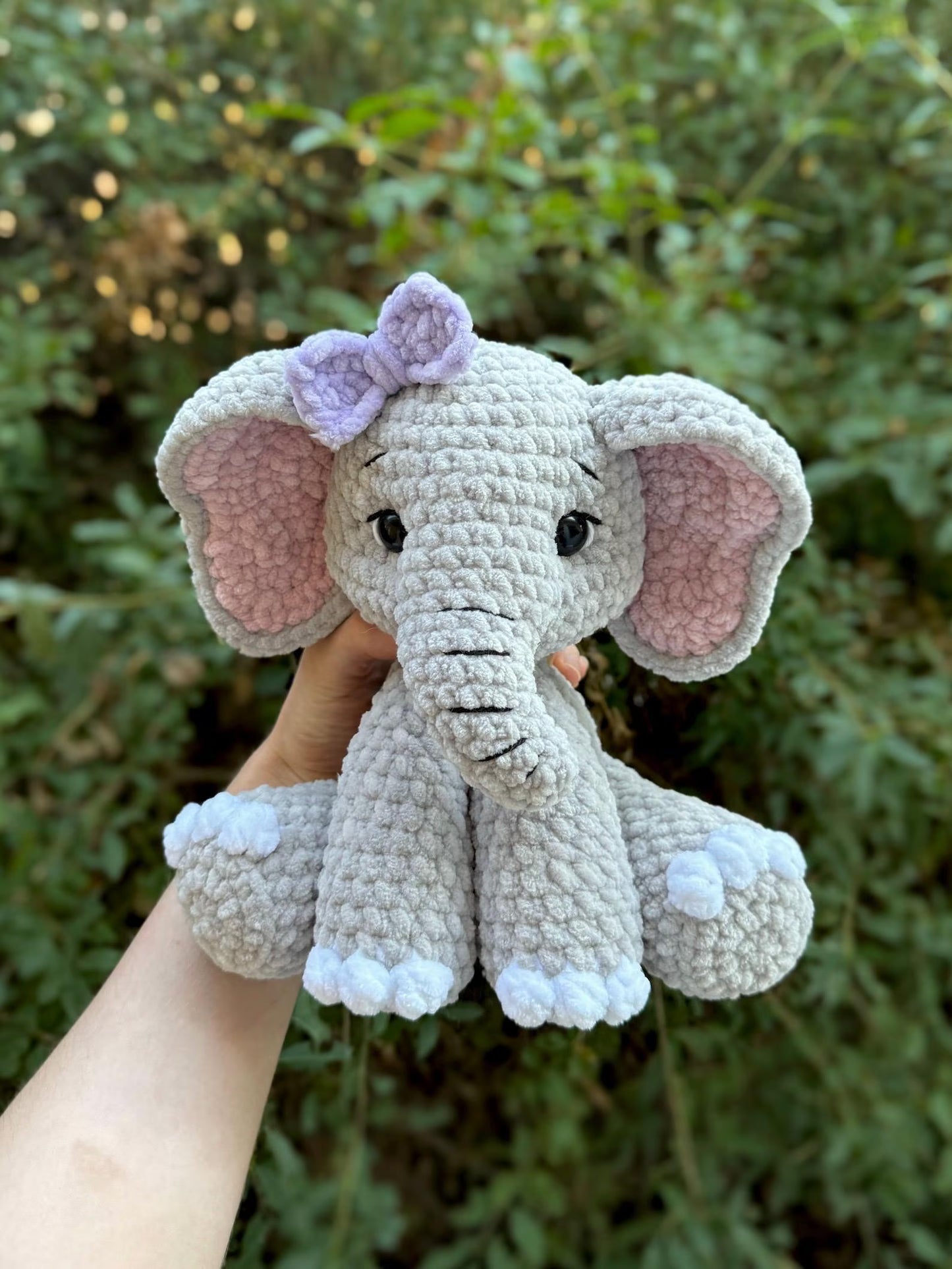 Häkelanleitung für einen sitzenden Elefanten (Safari Amigurumi) – Stofftier