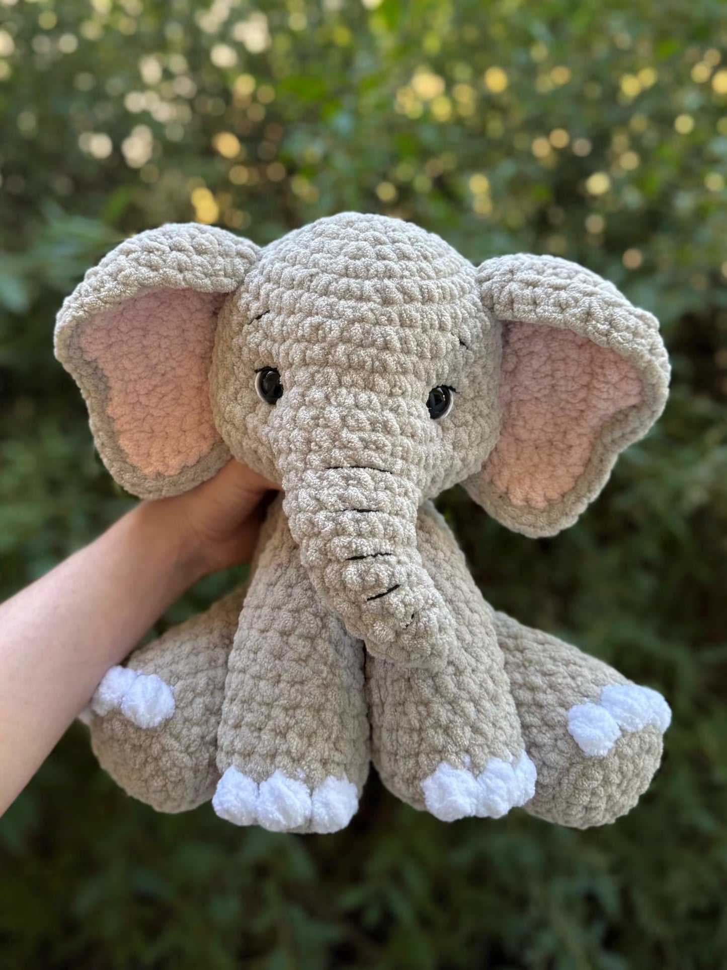 Häkelanleitung für einen sitzenden Elefanten (Safari Amigurumi) – Stofftier
