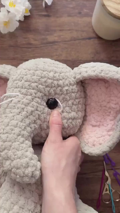 Häkelanleitung für einen sitzenden Elefanten (Safari Amigurumi) – Stofftier